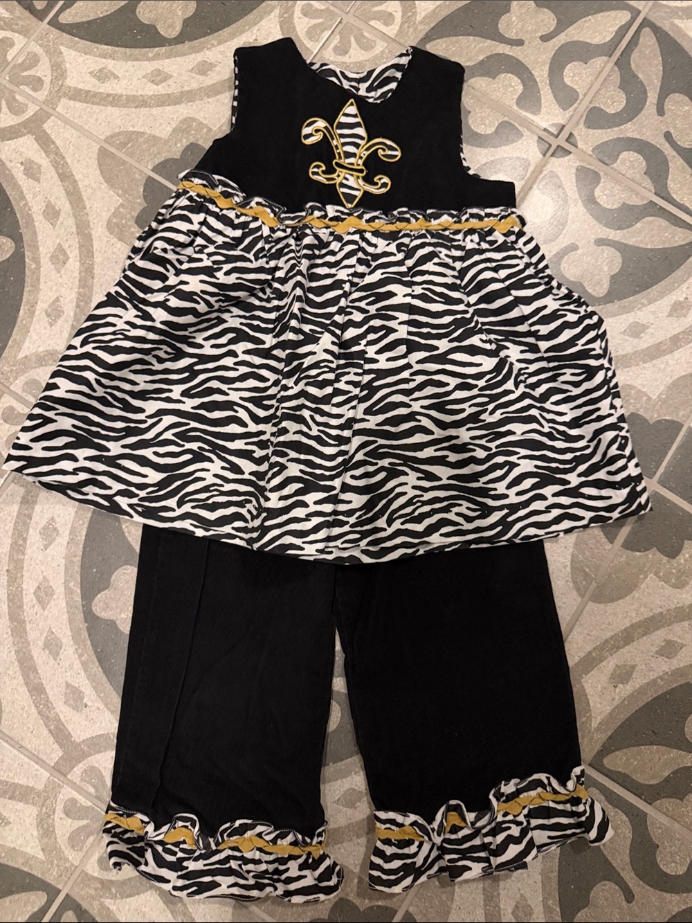 Girls' saints Black & White Zebra Matching Set with Gold Accent - size 2T